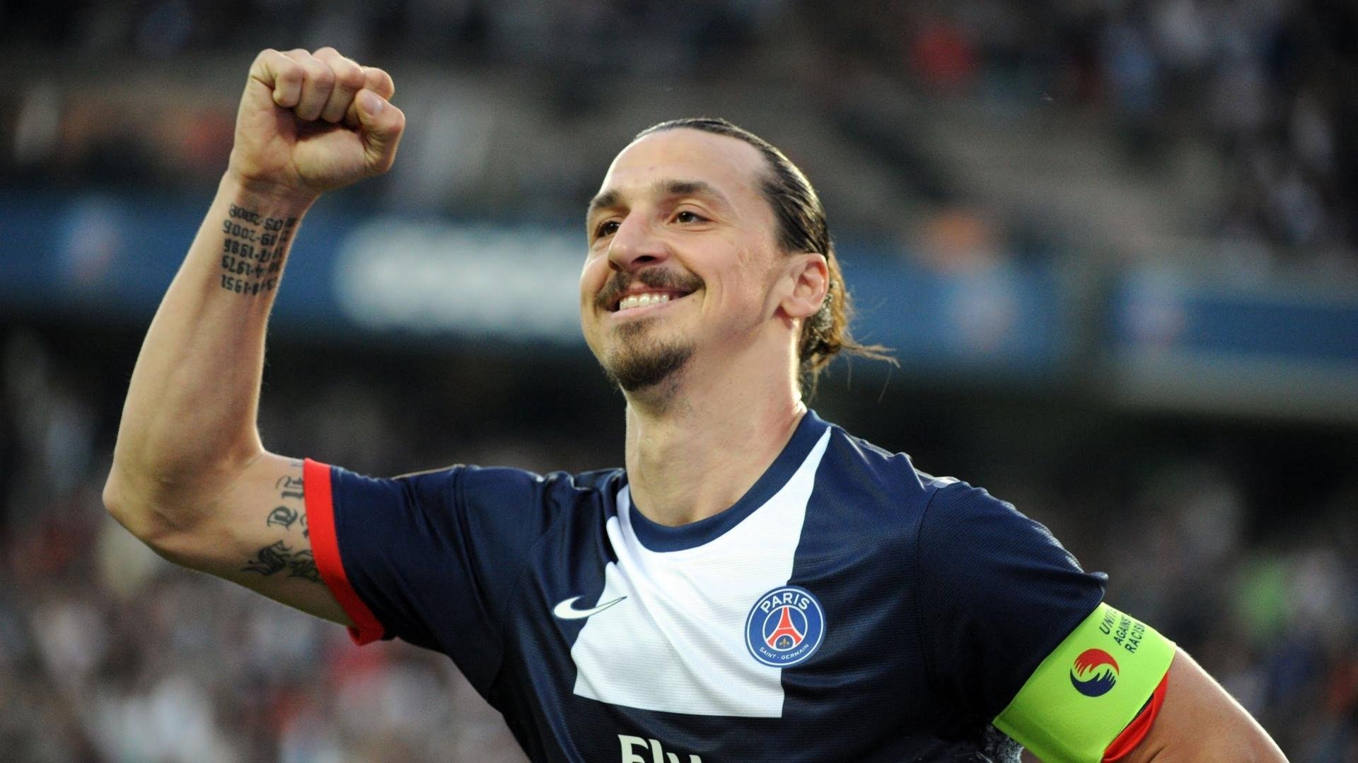 大连英博主场气氛火爆，球迷热情高涨，大连英雄室内足球场